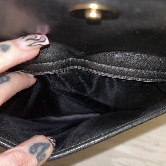 Chanel vintage camera bag 👜🤩 - Picture 3 of 6